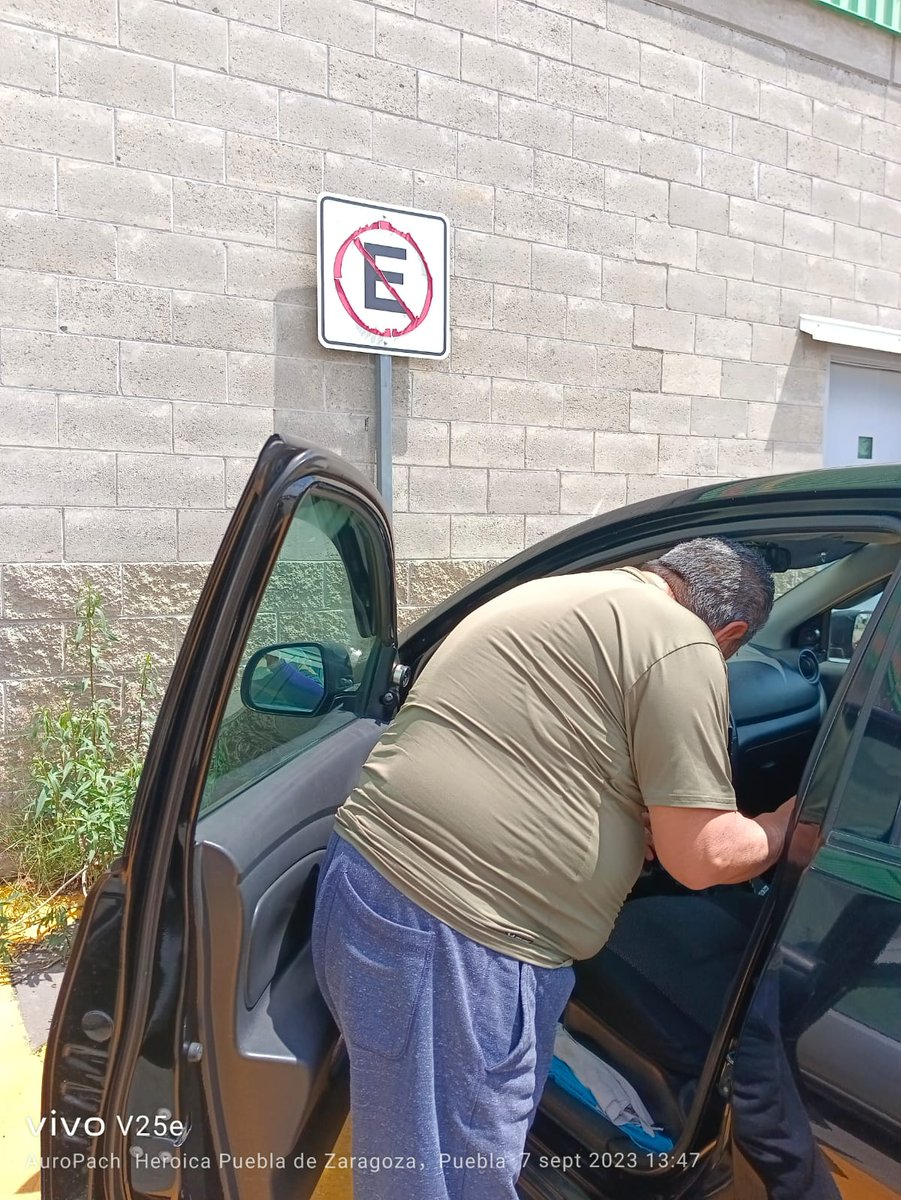 Hechizero_38's tweet photo. #OcurrioHoy En el estacionamiento de Aurrera de Tlaltepango, cuando se le pidió a este sujeto estacionar en otro lado por la señalética que lo prohibía se puso grosero con una mujer, incluso se le acercó para quererla intimidar...¿Me ayudan a saber quién es? 🤨 https://t.co/11SqnrPE6J