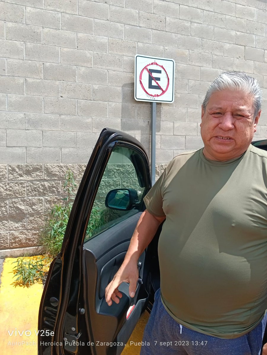 Hechizero_38's tweet photo. #OcurrioHoy En el estacionamiento de Aurrera de Tlaltepango, cuando se le pidió a este sujeto estacionar en otro lado por la señalética que lo prohibía se puso grosero con una mujer, incluso se le acercó para quererla intimidar...¿Me ayudan a saber quién es? 🤨 https://t.co/11SqnrPE6J