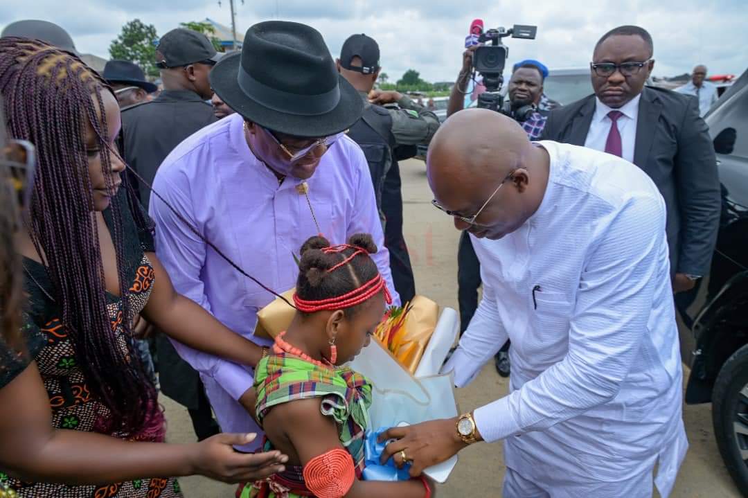 berebaishmael's tweet image. Rivers State governor, His Excellency Sir @SimFubaraKSC began the celebration of his #100Days in office with the flag off of the construction of a 25.12km network of roads in Elelenwo, Port Harcourt. #TheWorkingSim #Smv #riversstate

$tip Burna Boy Kudos Tinubu Song of the year