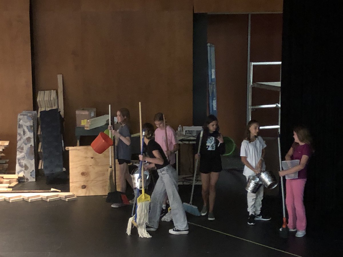 QuakerValleyMS's tweet photo. Mooney Moment: Day 11

The MAGIC of the QVMS musical is in the air! The cast &amp; crew of Annie Jr. will knock your socks off with this production! These kids are hard at work - love their excitement! #itsahardknocklife https://t.co/fzQGyaqRfW