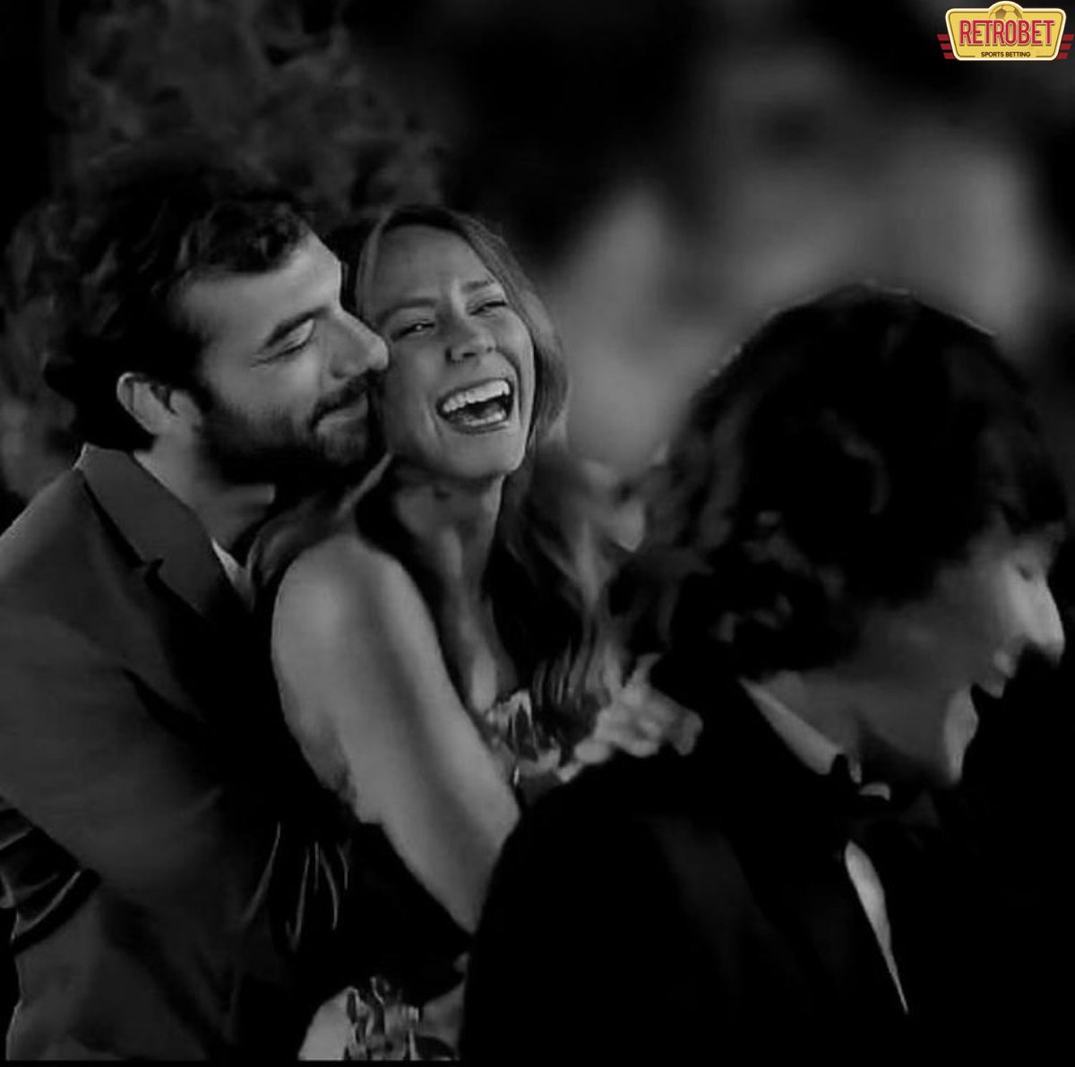 Sen bana güldüğünde, tüm dünyayı karşıma alabilecek kadar güçlü hissediyorum kendimi. Sakın elimi bırakma.