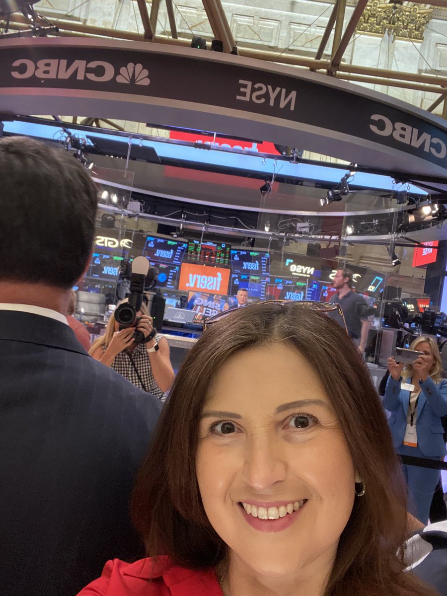 SonyaMcDonald's tweet photo. Amazing opportunity today to ring the closing bell at the @NYSE with CEOs of @Fiserv and the stock exchange. https://t.co/R8jRVtofm2