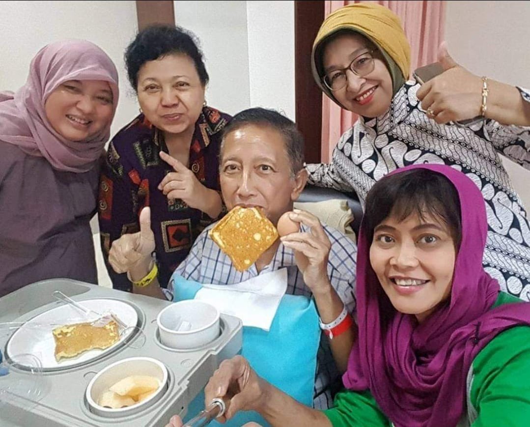 ProfesorZubairi's tweet photo. Ini adalah senyuman, kebersamaan, roti dan telur, sekitar lima setengah tahun silam pascaoperasi jantung bypass. Alhamdulillah operasi yang dilakukan berhasil. Terima kasih sangat atas doa dan dukungan orang-orang terdekat ketika itu. https://t.co/38BP19CV3H