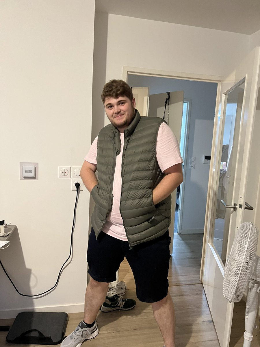dilaw7r's tweet photo. Joyeux anniversaire @YT_Sushi ! 🎉 Entre sa nouvelle veste, ses chaussures et ses t-shirts, il est clairement ravi. Une journée mémorable pour lui ! #AnniversaireLucas #StyleAuTop 🎂👟👕🧥 https://t.co/lZEccBm2mW