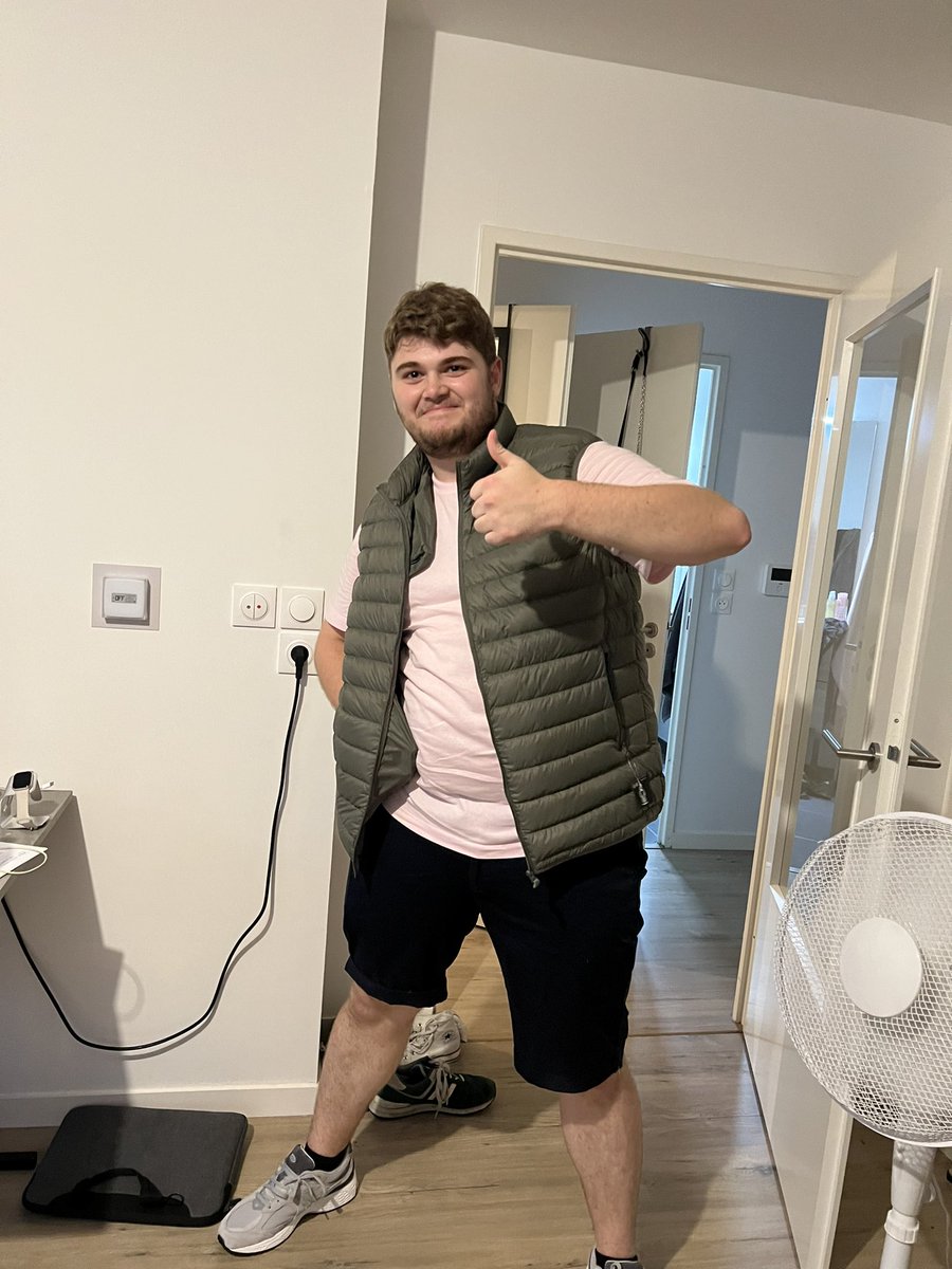 dilaw7r's tweet photo. Joyeux anniversaire @YT_Sushi ! 🎉 Entre sa nouvelle veste, ses chaussures et ses t-shirts, il est clairement ravi. Une journée mémorable pour lui ! #AnniversaireLucas #StyleAuTop 🎂👟👕🧥 https://t.co/lZEccBm2mW