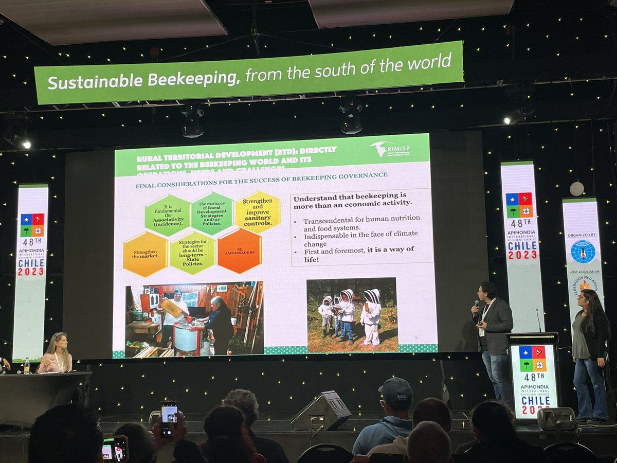 <a href="/Apimondia_Chile/">Apimondia Chile 2023</a> Patricio Nayan, investigador de Rimisp presenta sobre la gobernanza en el Programa ‘’Recuperación y reactivación económica del rubro apícola para productores de la provincia de Palena y Llanquihue’’ en <a href="/Apimondia_Chile/">Apimondia Chile 2023</a> 
🤝<a href="/core_los_lagos/">Core Los Lagos</a> <a href="/GoreLosLagos/">Gore Los Lagos</a>