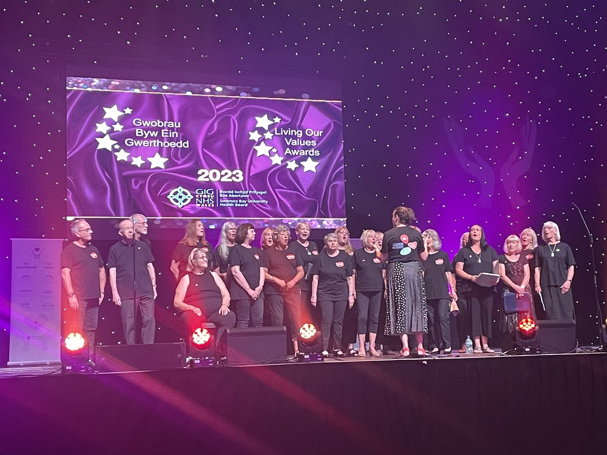 Fantastic interval entertainment from ‘Choirs for Good’ 🎤 🎶 🎵 @SBUHB_Awards #LOVAwards2023