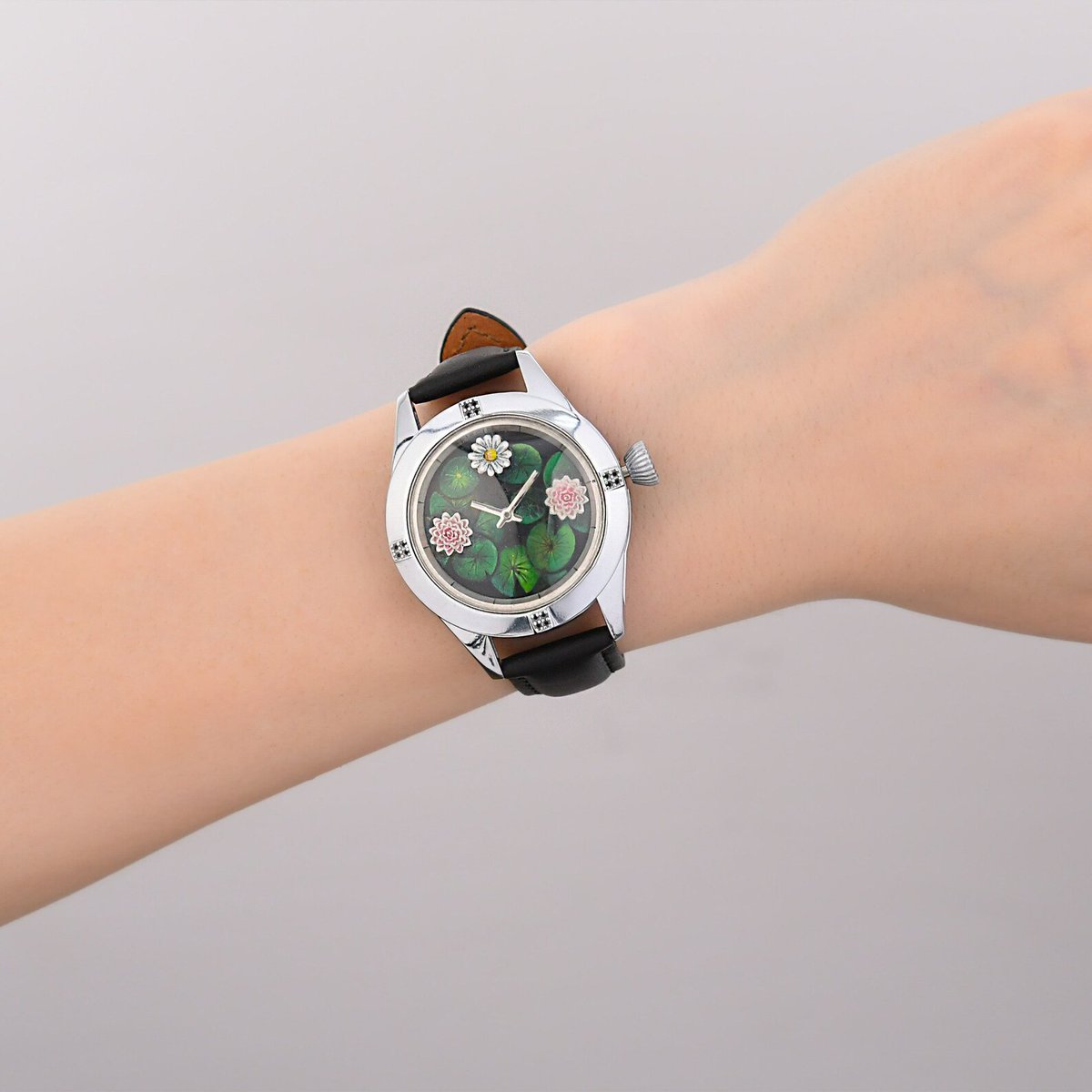 siriusdiamant's tweet image. Hand Painted Floral Analog Wristwatch, Handmade Stainless Still Watch

Etsy Link : t.ly/LCEBj

#LotusWatch #WomenWatch #HandmadeWatch #HandPaintedWatch #StainlessStill #LuxuryWatch #LeatherWatch #SilverWatch #WaterproofWatch #FlowerWatch #FloralWatch #GiftForHer