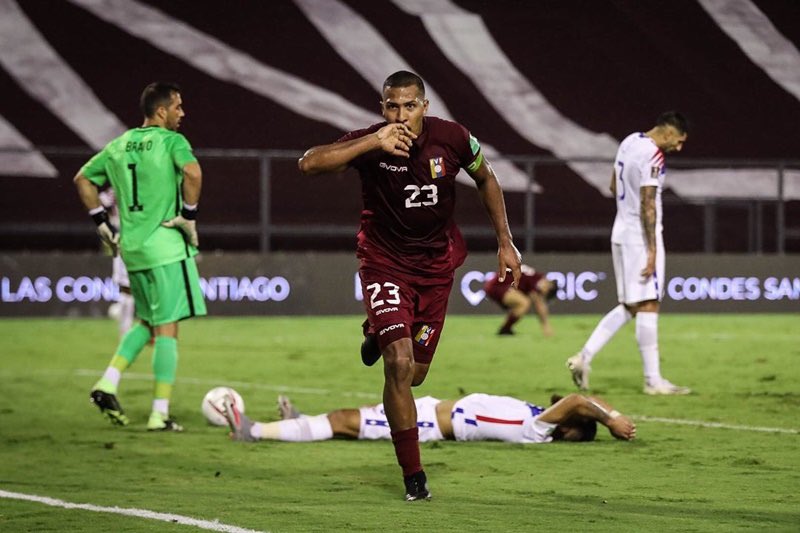 Santanadeportes's tweet photo. Me parece insólito ver como muchos piden a Salomón Rondón fuera de la selección, como si a Venezuela le sobraran jugadores de su categoría. Estamos hablando del máximo goleador histórico de la selección y quien nos dio los últimos dos triunfos ante Colombia, más respeto. https://t.co/0NIfkS8uhl