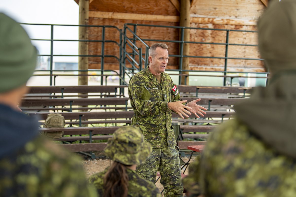 3CdnDiv3DivCA's tweet photo. #3Div Commander, BGen Graham, was in Vanderhoof, British Columbia this week, visiting troops currently deployed on #OpLENTUS. Members are continuing to assist BC Wildfire Service with firefighting efforts in the region. #4CRPG #38CBG #39CBG #41CBG https://t.co/qZoQuyCrsS