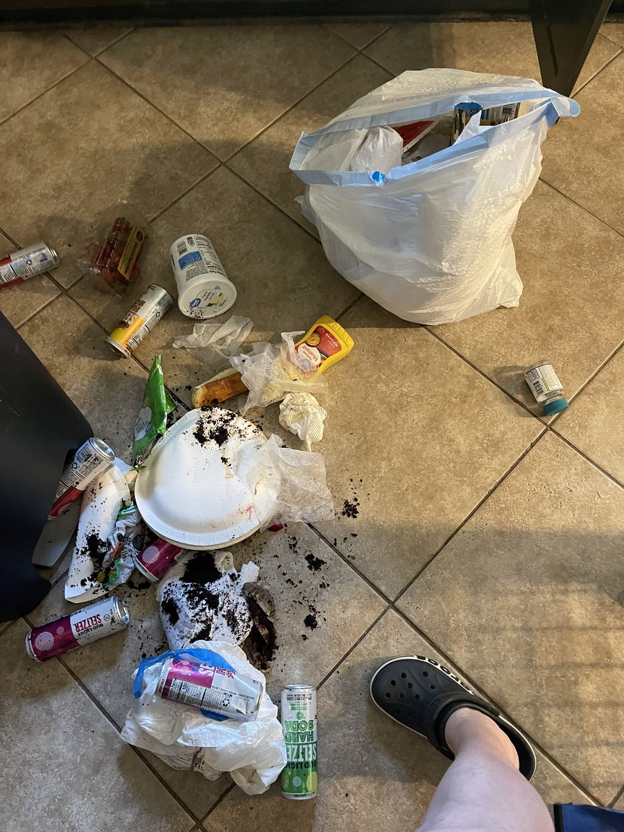 emcniff78's tweet photo. @Hefty WTF 3 bags in a row and I checked a few more and they are splitting at the bottom 🤦🏽‍♀️ #notcool #garbage https://t.co/gywIkTASOo