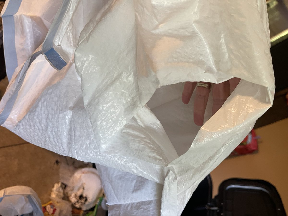 emcniff78's tweet photo. @Hefty WTF 3 bags in a row and I checked a few more and they are splitting at the bottom 🤦🏽‍♀️ #notcool #garbage https://t.co/gywIkTASOo