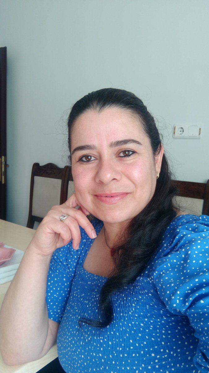 Bugün öğretmen olarak mesleğe adım atmamın ilk günü bugün kü sevincimi en çok babamla paylaşmak isterdim ama nasip olmadı beni bu yolda en çok desteğini esirgemeyen canım eşime aileme sevdiklerime sonsuz teşekkürler duanızı eksik etmeyin Derya kızınız artık öğretmen 💪🇹🇷📚