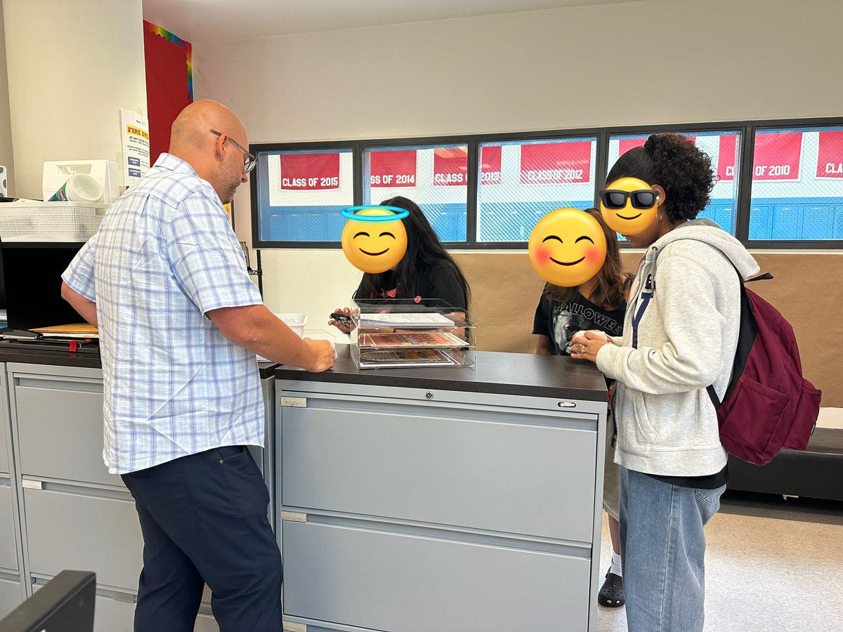 BrooklynNorthHS's tweet image. UAMA and Science Skills wrap up the #fdos and Brooklyn Collegiate’s values are translated into all languages represented at the school! Love showing up at BKNHS!