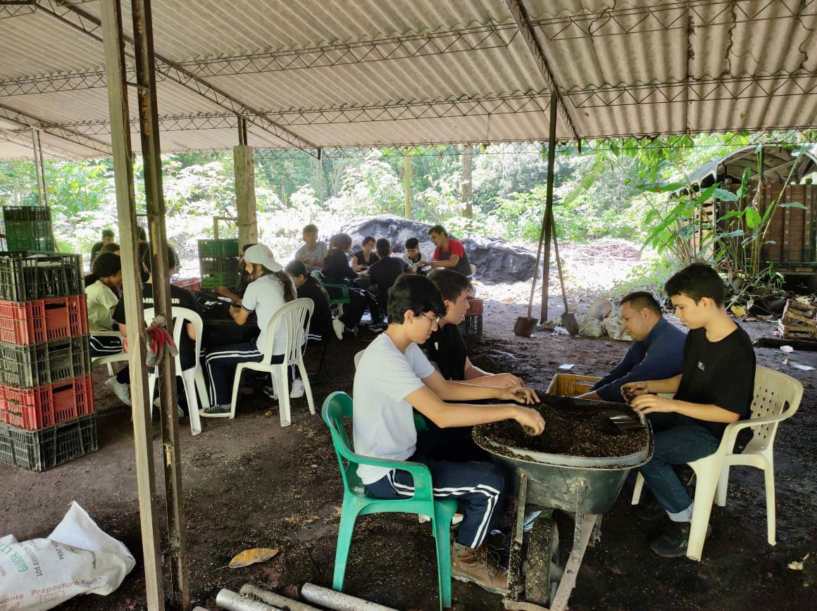 GobMeta's tweet photo. 20 estudiantes del colegio Gimnasio Campestre El Bosque, asistieron al Vivero Departamental de Villavicencio, donde fueron capacitados y asesorados en procesos de siembra y producción de material vegetal, como parte de su labor social en la institución. 
#GeneraciónSostenible https://t.co/3ltjG0boZ0