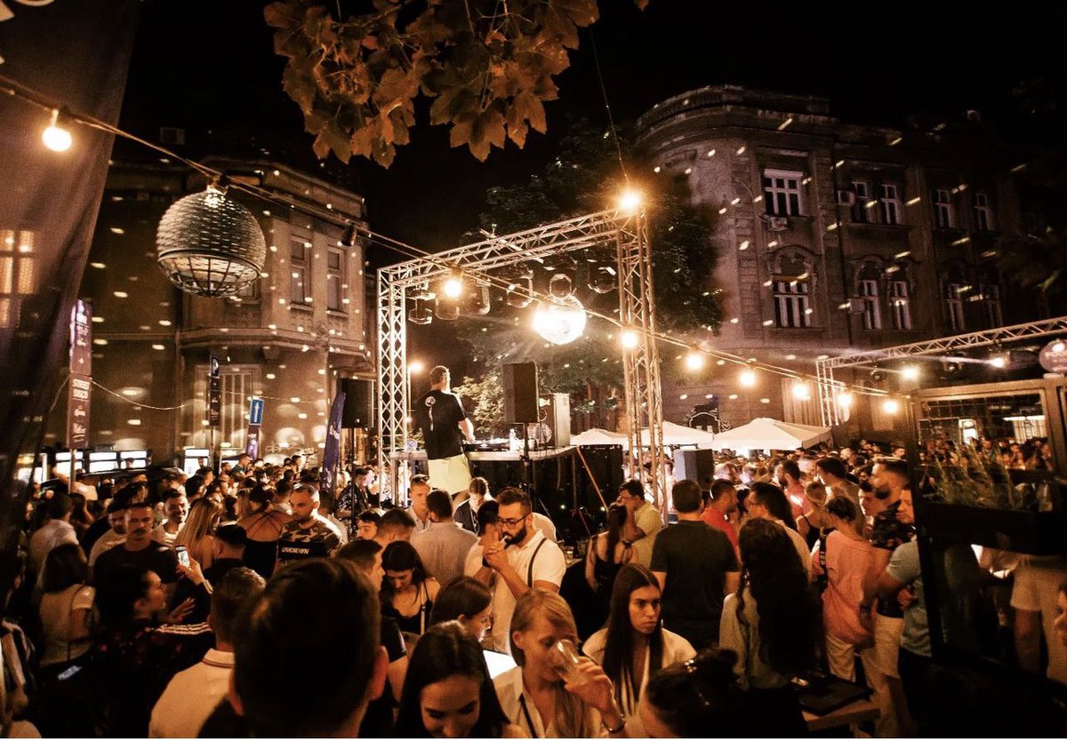 marpav5's tweet photo. Disco, Street Disco! #dorcolmatine #heinekensilver #10 

DESETI #dbar #дбар https://t.co/0nUTfmg1IJ