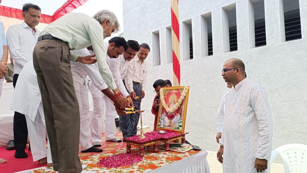 Ashwinpatel0106's tweet photo. પાદરા તાલુકાની ડભાસા પ્રાથમિક શાળાનું નવીન ઓરડાઓ નું લોકાર્પણ કાર્યક્રમ માન્ય ધારાસભ્ય શ્રી ચૈતન્યસિંહ ઝાલા ની ઉપસ્થિતિમાં કરવામાં આવ્યું.

#dabhoi #vakil #dabhasa #prathamik #padara https://t.co/CBaoVspI6o