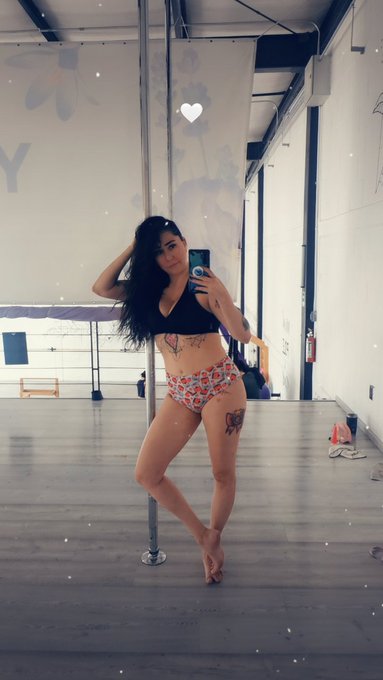 Que tal que pongo un pole en casa para entrenar con menos ropa? https://t.co/lBIyFuSgZ5