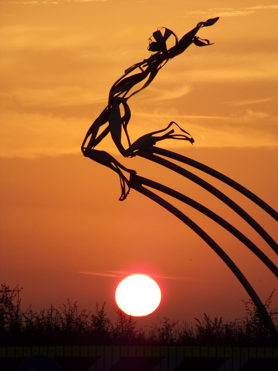 DestinationMK's tweet photo. Huge thank you to @60jasonsmith via #Instagram for letting us share his stunning sunrise photo of the Leaping Man statue of @GregJRutherford on the A421 eastbound 📸☀️👍 #LoveMK https://t.co/zJ63CfmgNO