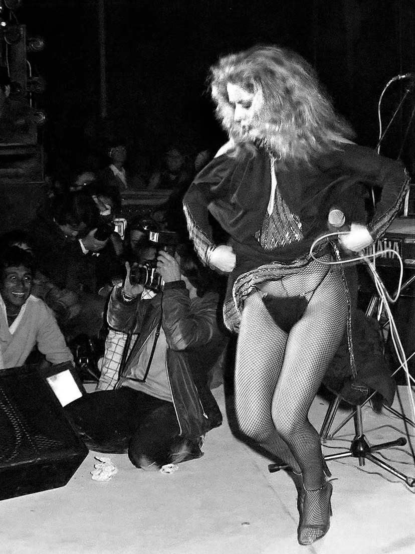 #SeAcabó #DEP 🔥💋

#MaríaJiménez, durante su gira a favor de la autonomía de #Andalucía en 1979. / PABLO JULIÁ 💚🤍💚