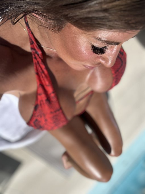 Soaking up the sun and chatting it up on https://t.co/2dsBTgBnUJ https://t.co/MT6mbbKw70<a href="/tag/fomo"class="tags"><span>#fomo</span></a>