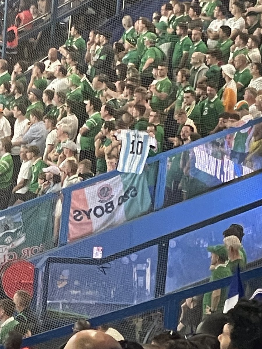 Los hinchas de Irlanda, mostrándoles una camiseta de Argentina con el nombre de MESSI (!), a los de Francia en pleno Parque de los Príncipes.

🇦🇷🤫