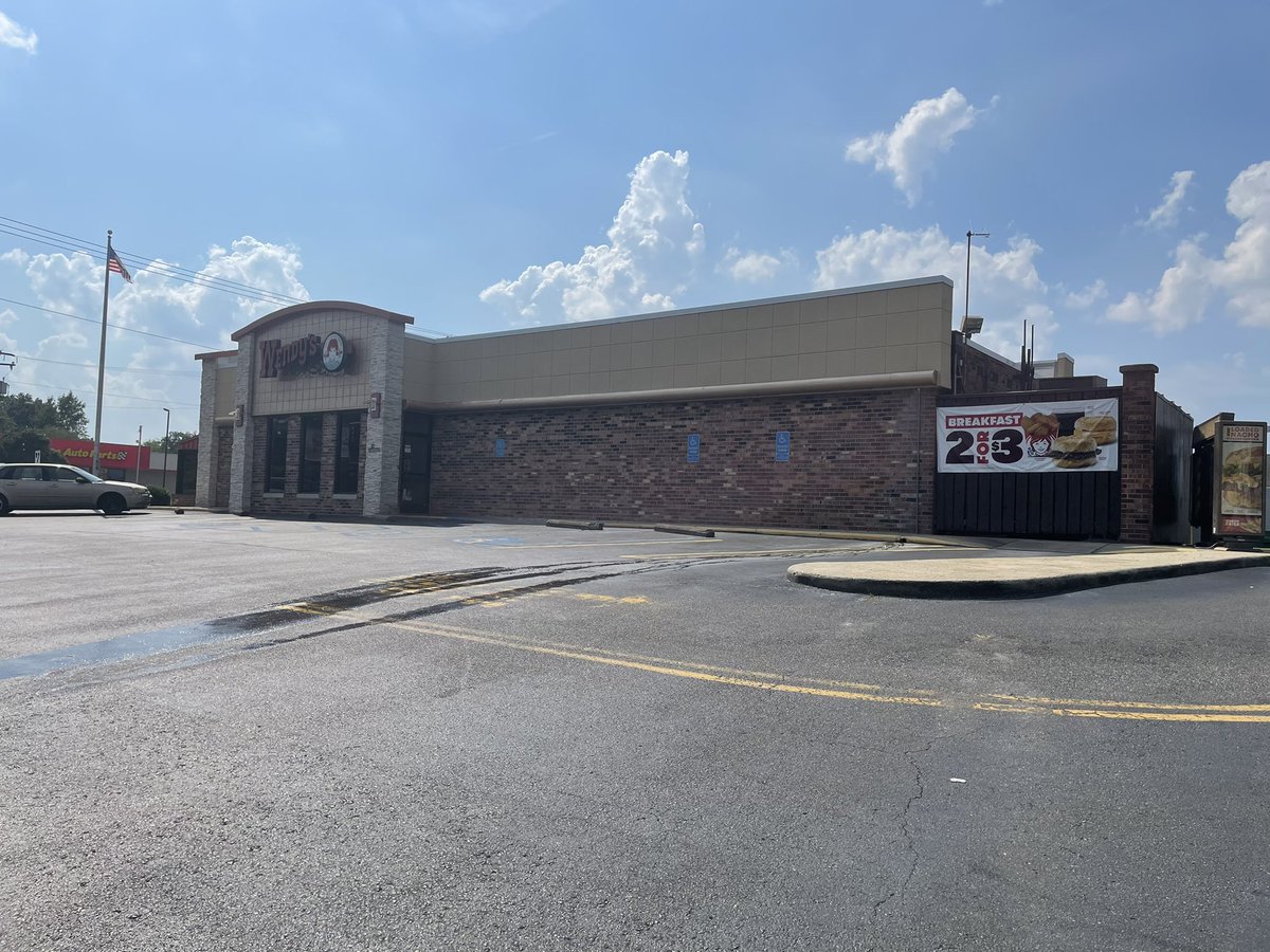 BMcIntoshNews's tweet photo. A shooting at a Chesapeake Wendy’s drive-through sent two people to the hospital. It happened in broad daylight around lunchtime today. Fine out more @13NewsNow https://t.co/D36MOhZBkh