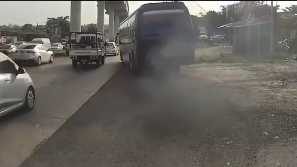 policiadepanama's tweet image. La Dirección Nacional de Operaciones de Tránsito de Pacora, tras un vídeo en redes sociales uniformados dan con el conductor de un trasporte público, siendo sancionado por manejo desordenado y conducir por el hombro. #ManejaSeguro