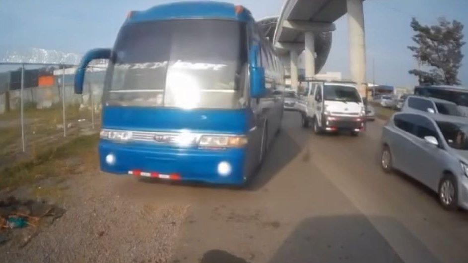 policiadepanama's tweet image. La Dirección Nacional de Operaciones de Tránsito de Pacora, tras un vídeo en redes sociales uniformados dan con el conductor de un trasporte público, siendo sancionado por manejo desordenado y conducir por el hombro. #ManejaSeguro