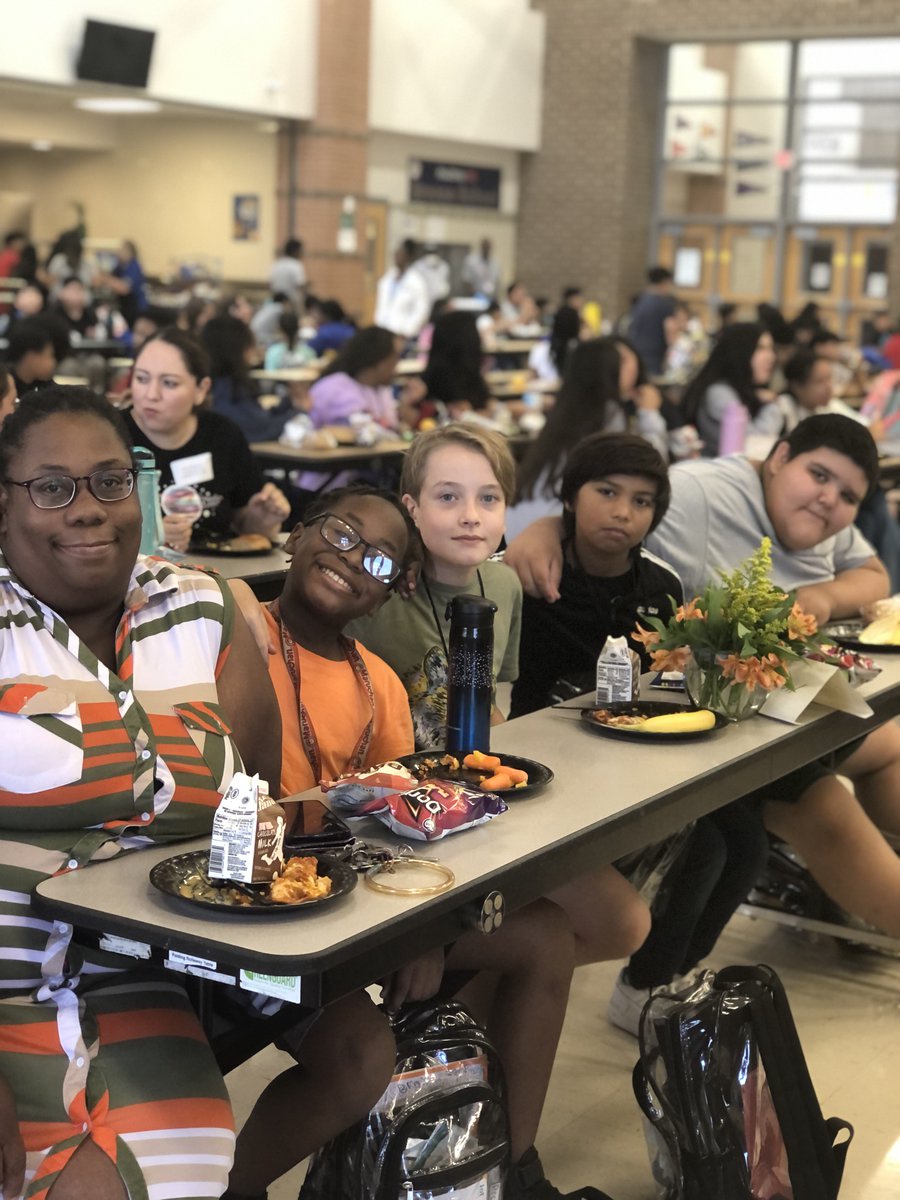 DVISD_DMS's tweet photo. Memories were created @ Dailey MS Grandparent's Day!
#DaileyPrideAllDay #StudentSuccess #Timberwolves #parentsupport https://t.co/SEcr8qjwWN