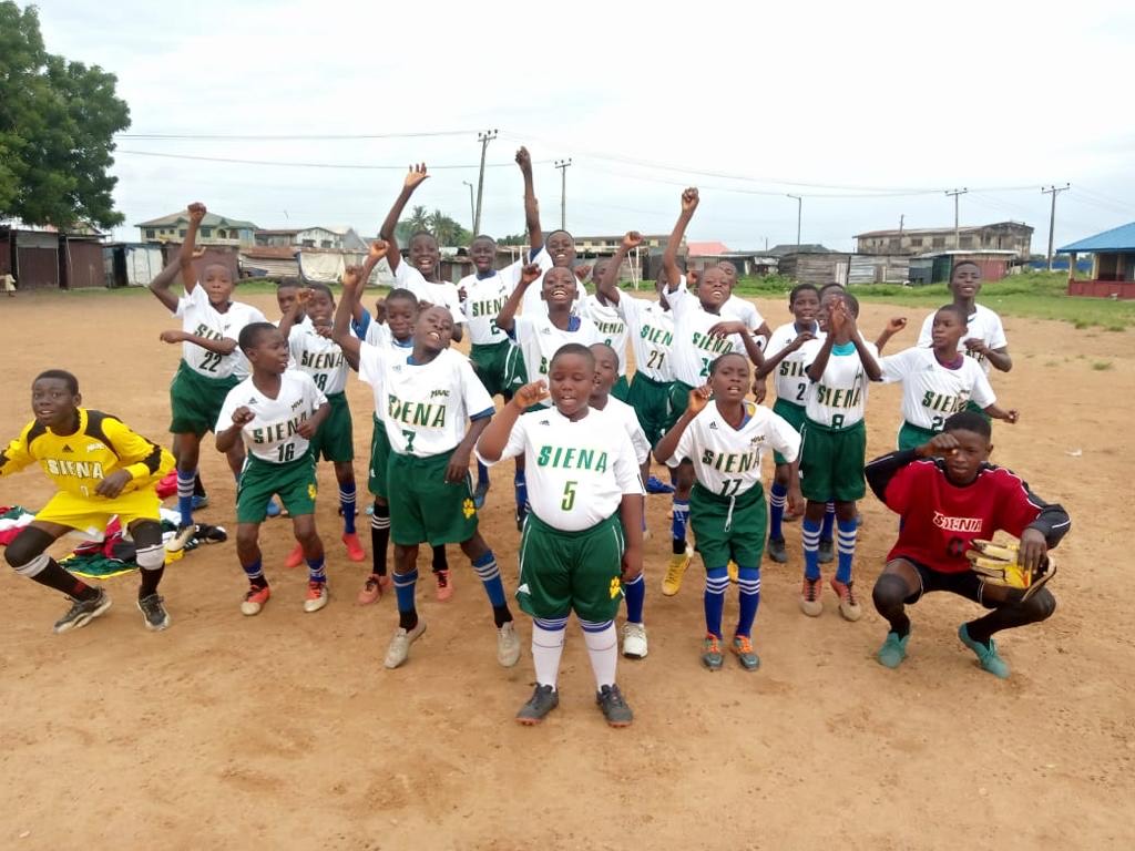 SienaSaints's tweet photo. 🗣️ "To be able to give that gift to someone across the world that we will likely never meet is priceless"

@SienaWSoccer assistant coach Lauren Mackay helped bring smiles to the faces of a youth soccer team in Nigeria

📰 https://t.co/EnafdOPDjO

#MarchOn x #SienaSaints https://t.co/Cg7H8qNBDU