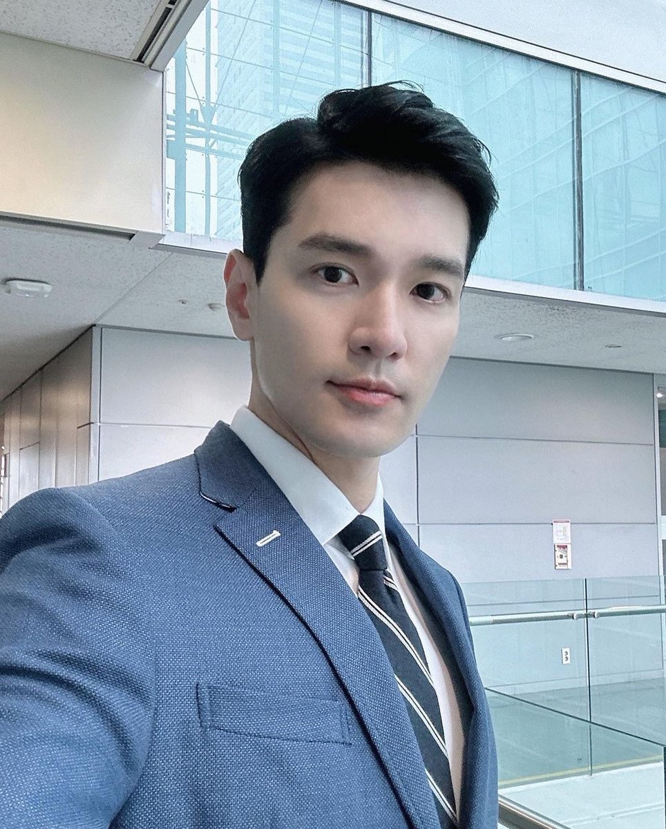 #TravysKim 

Que homem elegante e simpático!!! E muito talentoso....🤩