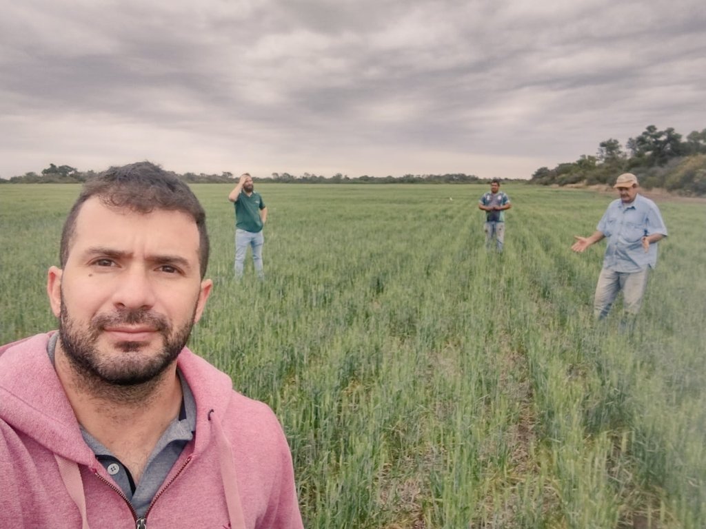CubriaGuillermo's tweet photo. Acá con mi compañero de formula @lisandroa35 recorriendo lotes de trigo y girasol despues de las lluvias que llegaron a  la region NEA. 
Septiembre arranco con fuerza por aquí.... https://t.co/sSkufkX6Ws