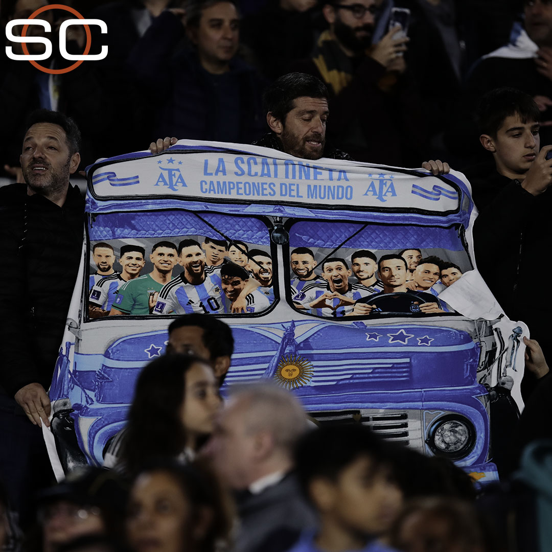 SC_ESPN's tweet photo. ¿Uno de los mejores trapos de la jornada en el Más Monumental? La Selección Argentina, los campeones del mundo, todos juntos en el colectivo que conduce Scaloni: ¡LA SCALONETA! https://t.co/oPHDnVKeXl
