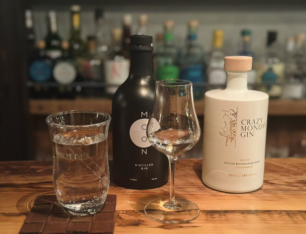 Savoy_truffe's tweet photo. 世界のクラフトジン100種以上のバー。ジンは複雑で選ぶのに迷ってしまう蒸留酒だけれど、こちらはフローラルやスパイシー等わかりやすい大カテゴリー＋細かい表記、バーテンダーさんのアドバイスで、ジン沼にはまるには最適な明解さ。ノルウェーの漆黒の深い森をイメージしたジンと、月の隕石を蒸留(！)したデンマークのムーンジン。ジンはたのしい。BAR CIELO・三軒茶屋駅
