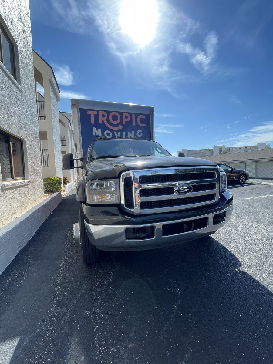 Tropic_Moving's tweet photo. Pumpkin flavors are filling the grocery store shelves but the  Florida summer heat is still going strong. Moving out of storage in Melbourne, Florida today. 💪💪 https://t.co/jShoENkVqR