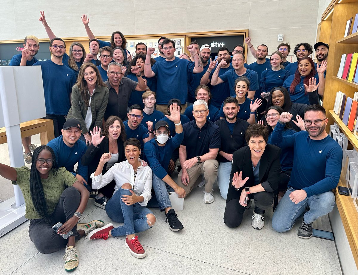 Tim Cook tweet media