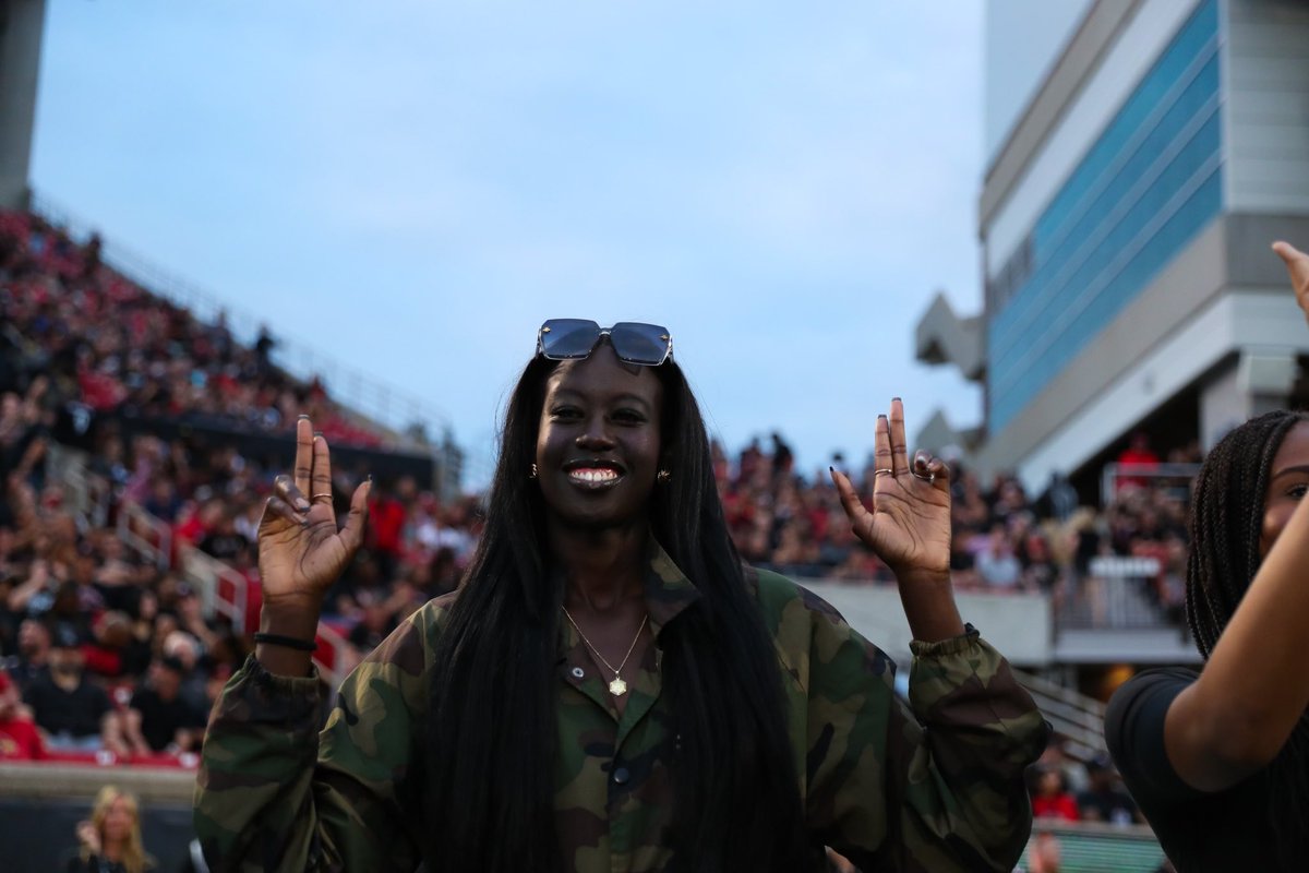L’s Up Card Nation 🗣️

Loved seeing everyone at <a href="/LouisvilleFB/">Louisville Football</a> tonight. 

We’ll love seeing everyone at the KFC Yum! Center next Wednesday too 😉

GoCards.com/VBUK 

#GoCards