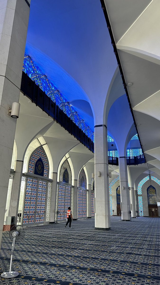 MIRAI4Peace's tweet photo. Just visited the enchanting Masjid Sultan Salahuddin Abdul Aziz Shah, famously known as the Blue Mosque of Malaysia! 😍✨ Truly felt an energy boost here amidst the gentle breeze and the flowing time. 🕌🌬️ #BlueMosque #MIRAIProject #EnergyCharge https://t.co/4aSrH3TSwV