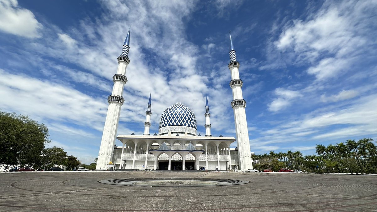 MIRAI4Peace's tweet photo. Just visited the enchanting Masjid Sultan Salahuddin Abdul Aziz Shah, famously known as the Blue Mosque of Malaysia! 😍✨ Truly felt an energy boost here amidst the gentle breeze and the flowing time. 🕌🌬️ #BlueMosque #MIRAIProject #EnergyCharge https://t.co/4aSrH3TSwV