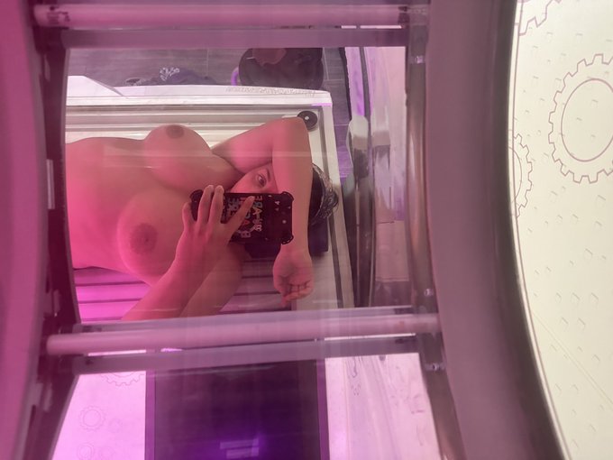 Should I do a full nude tanning bed photo set? 👀 https://t.co/RwKXPLzBmA