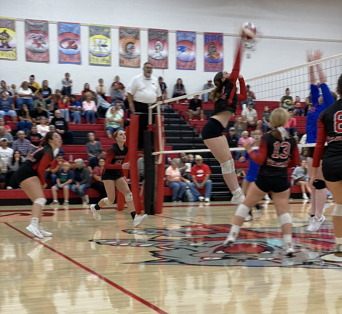 McTeacher5's tweet photo. 🧹 NF def BPC 25-6; 25-5🙌🏼
Jv &amp; Fresh win in 2🏐
Aces:@CaliHanson3 5
Points:@CaliHanson3 15
Kills: Whitsitt 7
Blocks: Whitsitt 2
Assists:@oliviamiller_03 10
Digs:@oliviamiller_03 10
#letsgocats #4teamvalley #nfwildcats @FCusd3 @ErinTasker13 #Legal https://t.co/zQ2dbQ0Eob