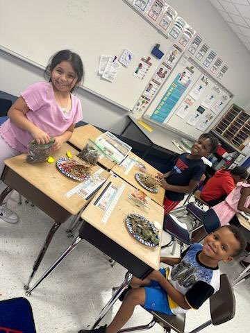 Armstrong_HSD's tweet photo. Today, first-grade students in Room 14 got creative in a hands-on lesson about how birds adapt to their environment. π¦π³ They had a blast making bird nests from goodies like grass, mud (model magic), sticks & other things they found outside!
#FirstGradeAdventures #NatureLovers https://t.co/xn38bdJSUt