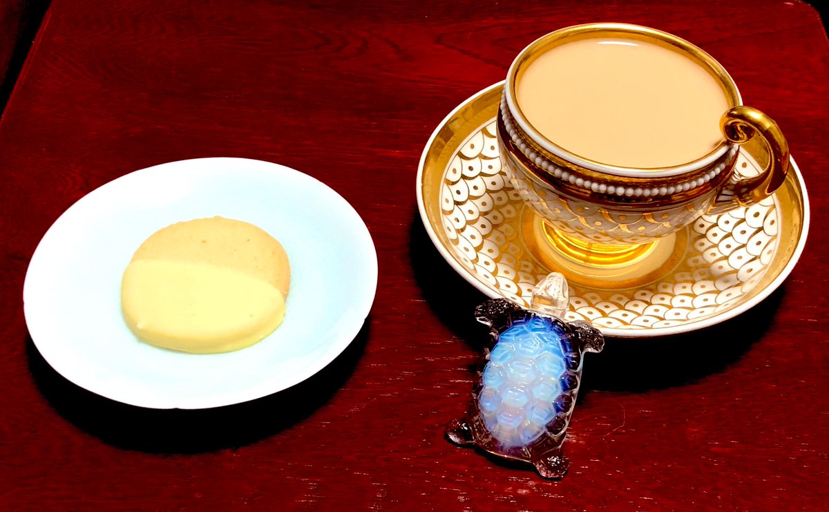 S_Snowdust's tweet photo. 本垢に戻れないか試行錯誤しつつハンカチ…いや、レモンメルトかじりながら🍋

お茶はアッサム
カメのように落ち着いて… https://t.co/IASo9ylJHz