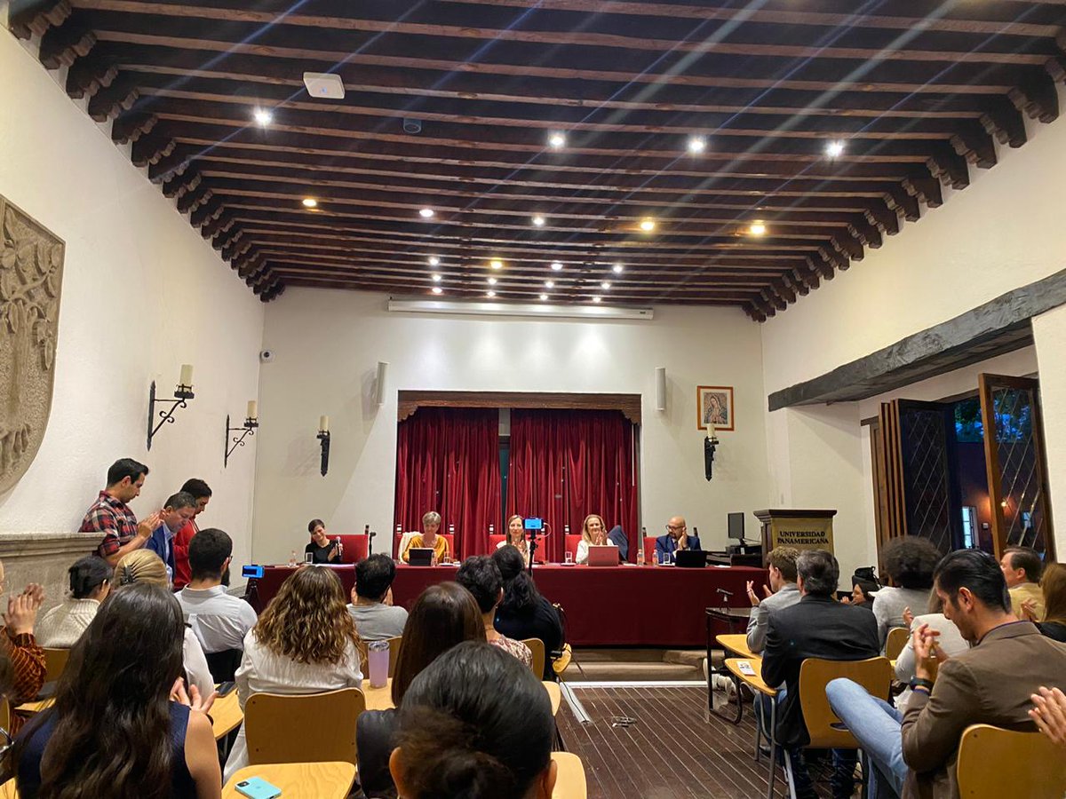 FilosofiaUP's tweet photo. Hoy fue la presentación del libro «Feminismo centrado en la persona», escrito por el grupo de investigación @giefup . Un libro valiente, maduro y que toma postura frente a preguntas incómodas, pero sumamente necesarias. 
👉https://t.co/bxMIsbFdPl https://t.co/vrJXC5h3MH