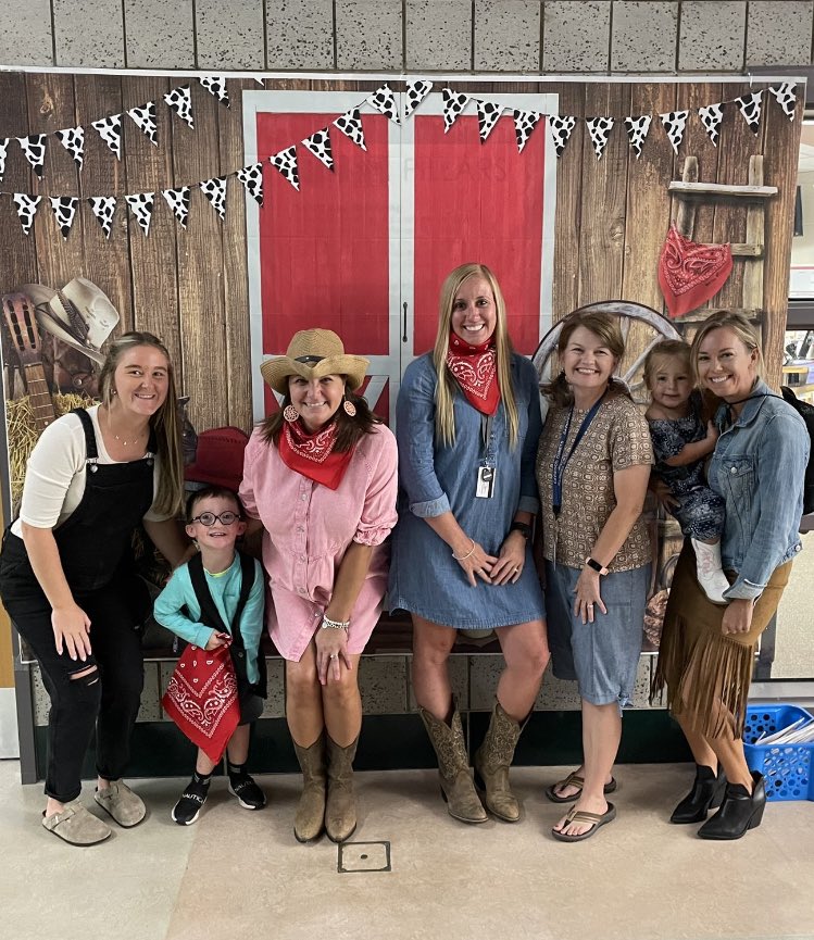 Yeehaw! 🤠Everyone skedaddled on into Caywood tonight for our Roped Into Reading Family Literacy night! 📚 Our world class staff engaged parents and students to support literacy at home! My goodness! I just L❤️VE being a Comet! 💫 @JamesACaywood @TheKCSD @kimmott2