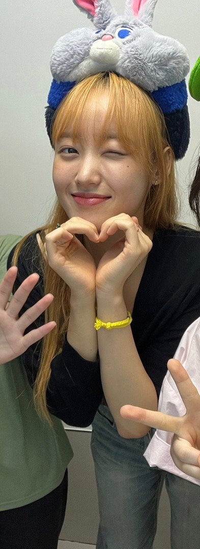brseojeong's tweet photo. [ WEVERSE ] · 04.09.23 

"Ki-lings, para o começo do semestre ㅎㅎ....🙀
Tirei 4 fotos com meus amigos!
Ainda está muito calor, então tenham um ótimo dia"

#위키미키 #WekiMeki #세이  #seiverse https://t.co/Z09NwQz0pP