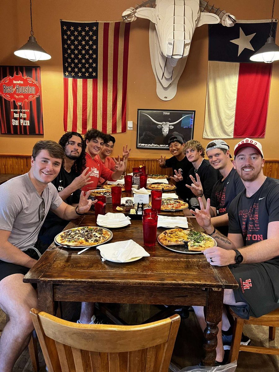 jack_martin0055's tweet photo. Preciate @starpizzahou and @HoopnHollerHou for hosting the @UH_Specialists for our pregame dinner! #BeatRice #IAmFull https://t.co/pjyYXowLXH