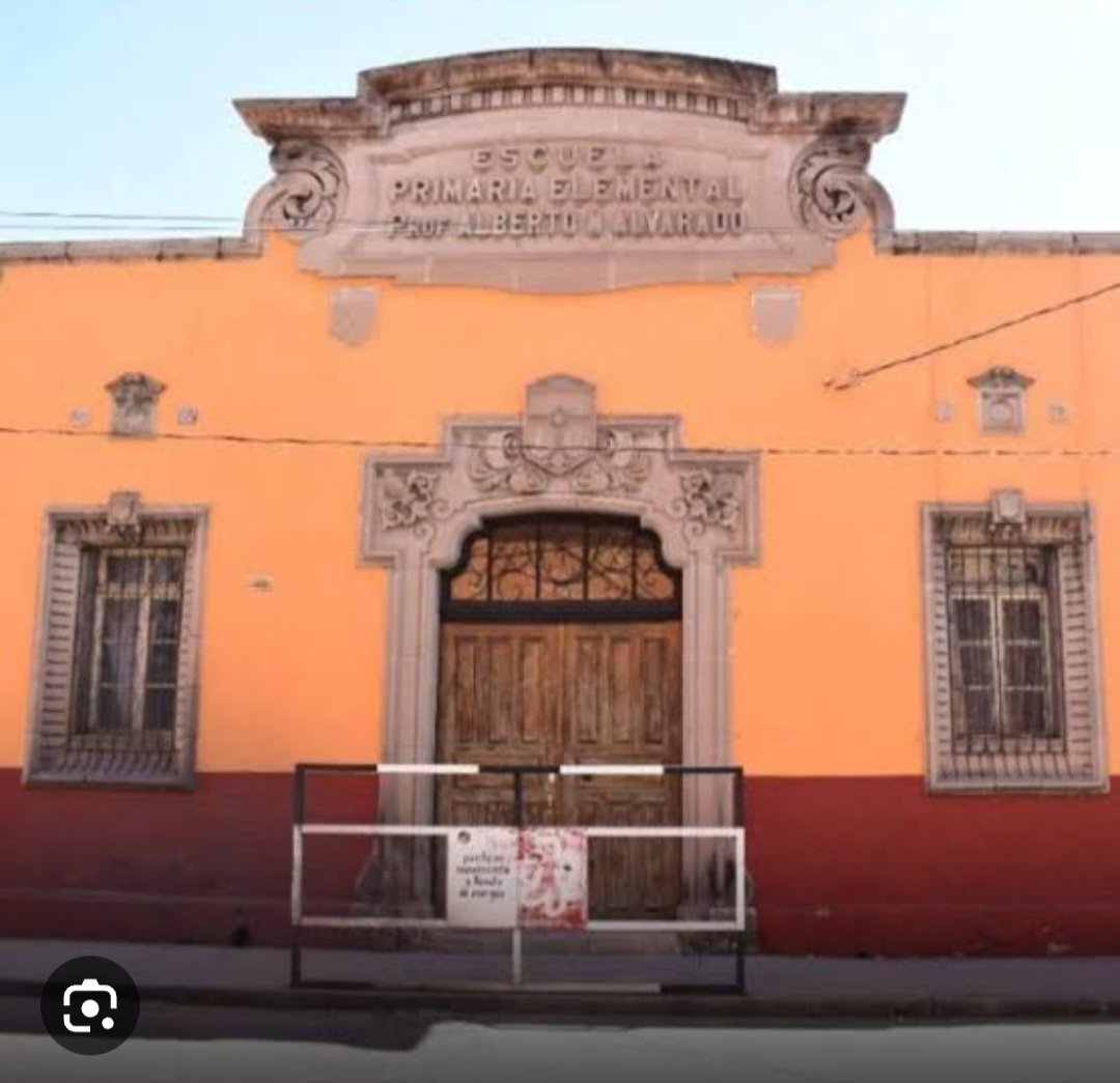ivone_mc's tweet photo. Otras escuelas las van a vender... porque el estado no las necesita y aparentemente algunos empresarios sí.
Ayer el titular de la @Seccion44SNTE dijo que de la #Esc13 sigue la escuela 4, luego la miguel alemán, la esc15 y otras más... https://t.co/4sFSxrnOTR
