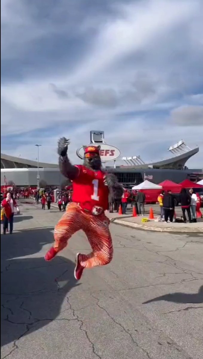 BritChiefUK's tweet photo. The Chiefs are missing 3 of their stars tonight, yet the team hasn't missed a beat! #ChiefsKingdom https://t.co/ZzXTqBh62l